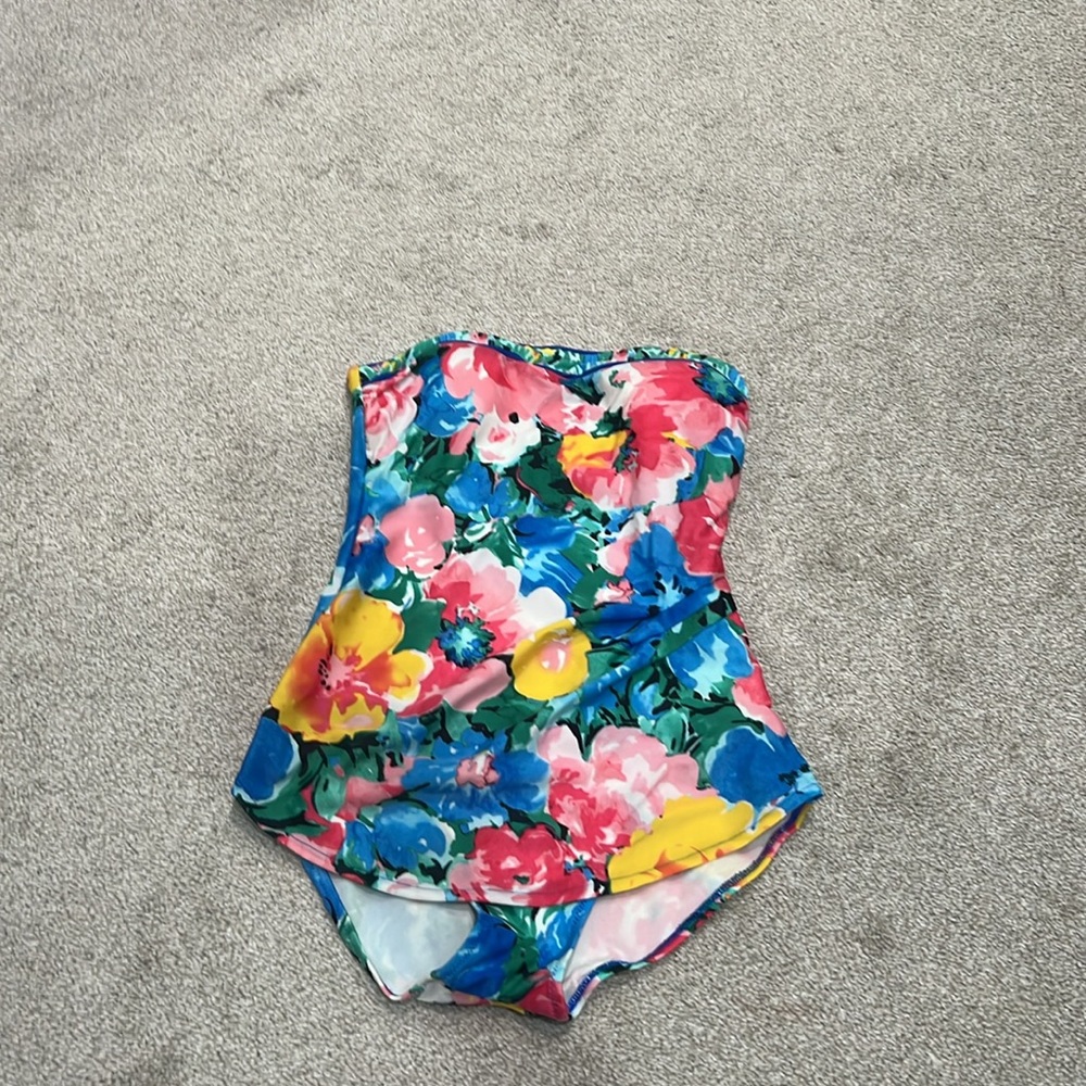 Swimsuits - Picture 3 of 4